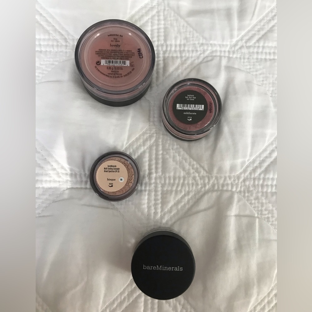 bareMinerals powder concealer in Bisque